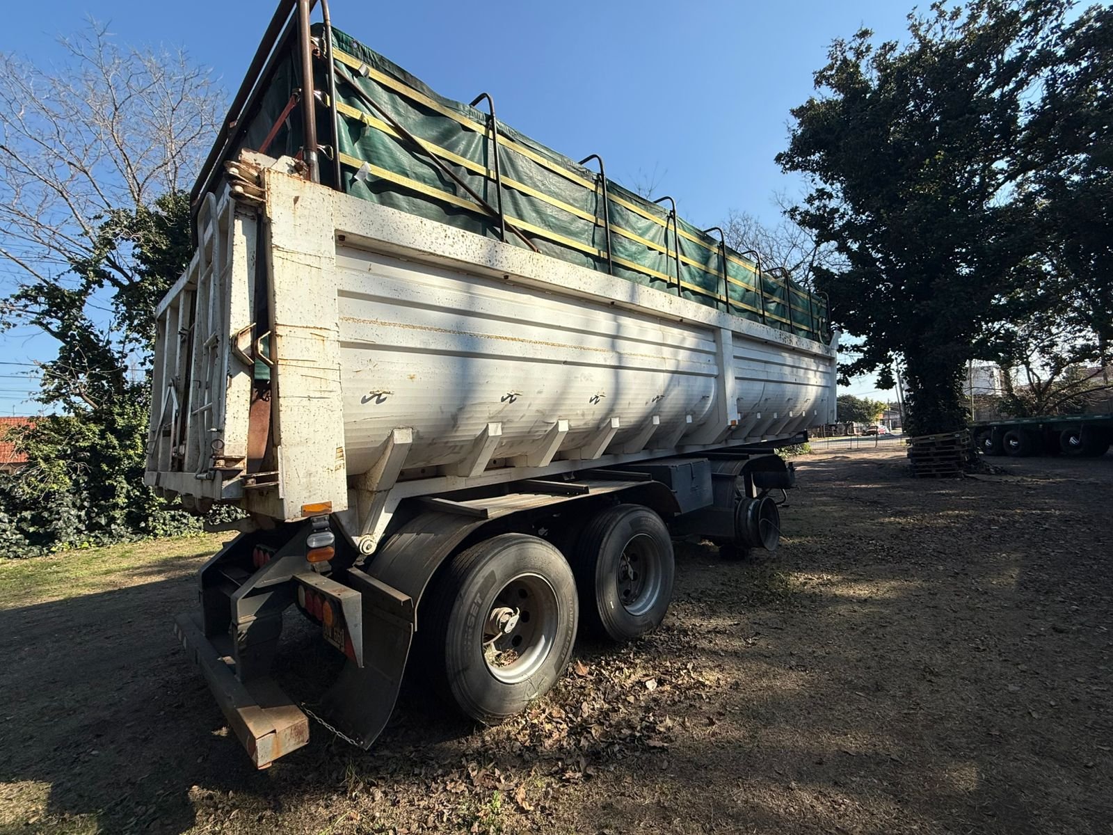 Batea Lambert 2015 – 32m³, 2+1 Ejes, Con Lona y Polleras