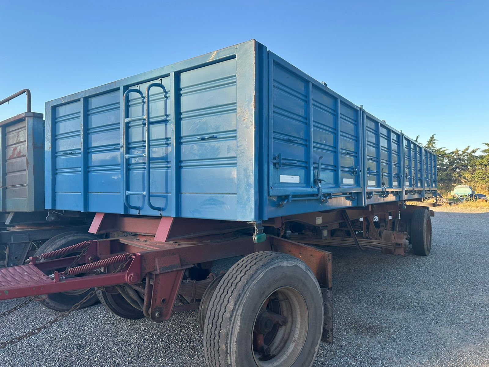 Acoplado Cormetal 2007 – 8.60m, 3 Ejes Artilleros, Excelente Estado