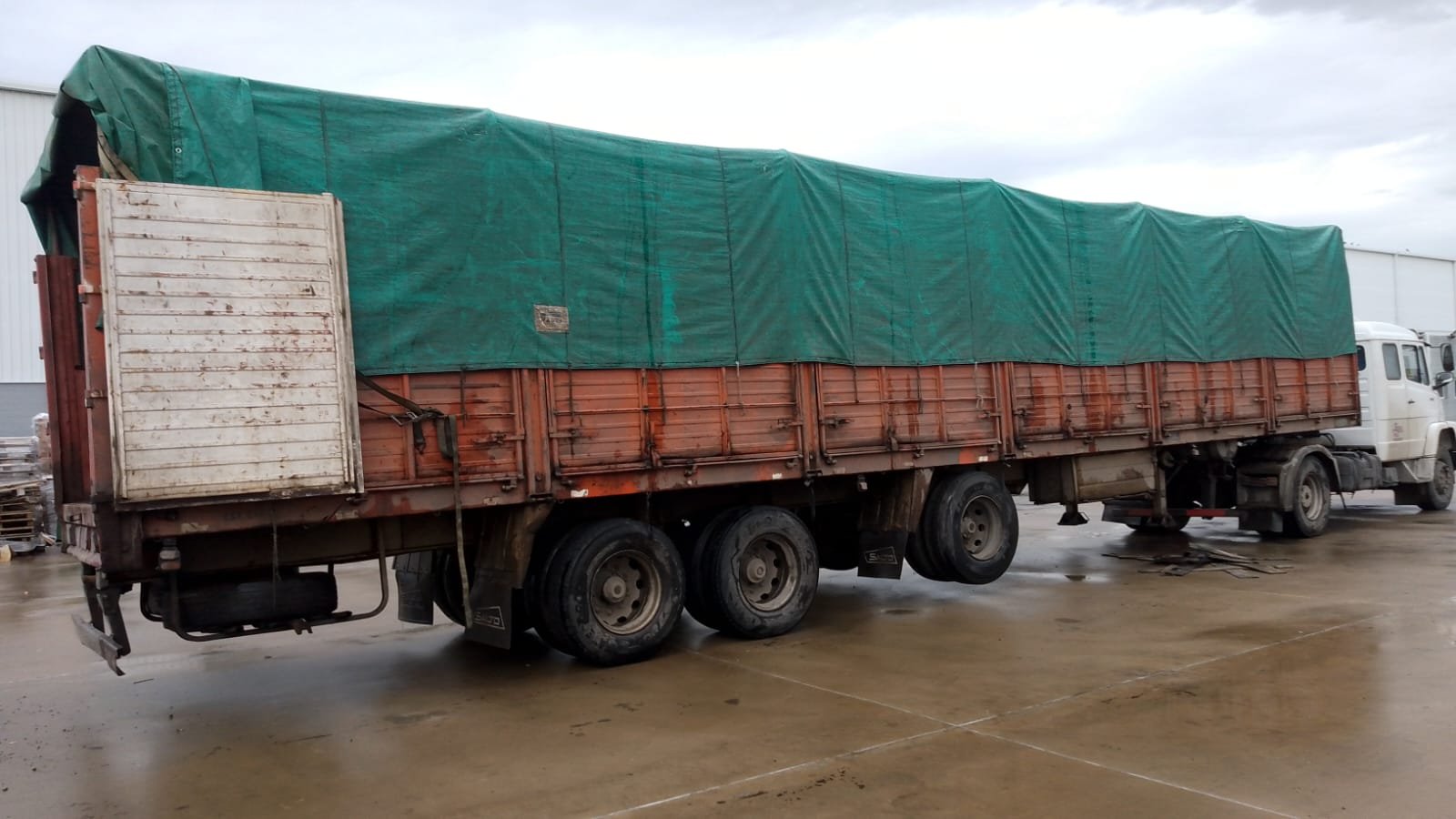 Semirremolque Salto 2004 – Barandas 1m, Puertas Libro, 2+1 Ejes