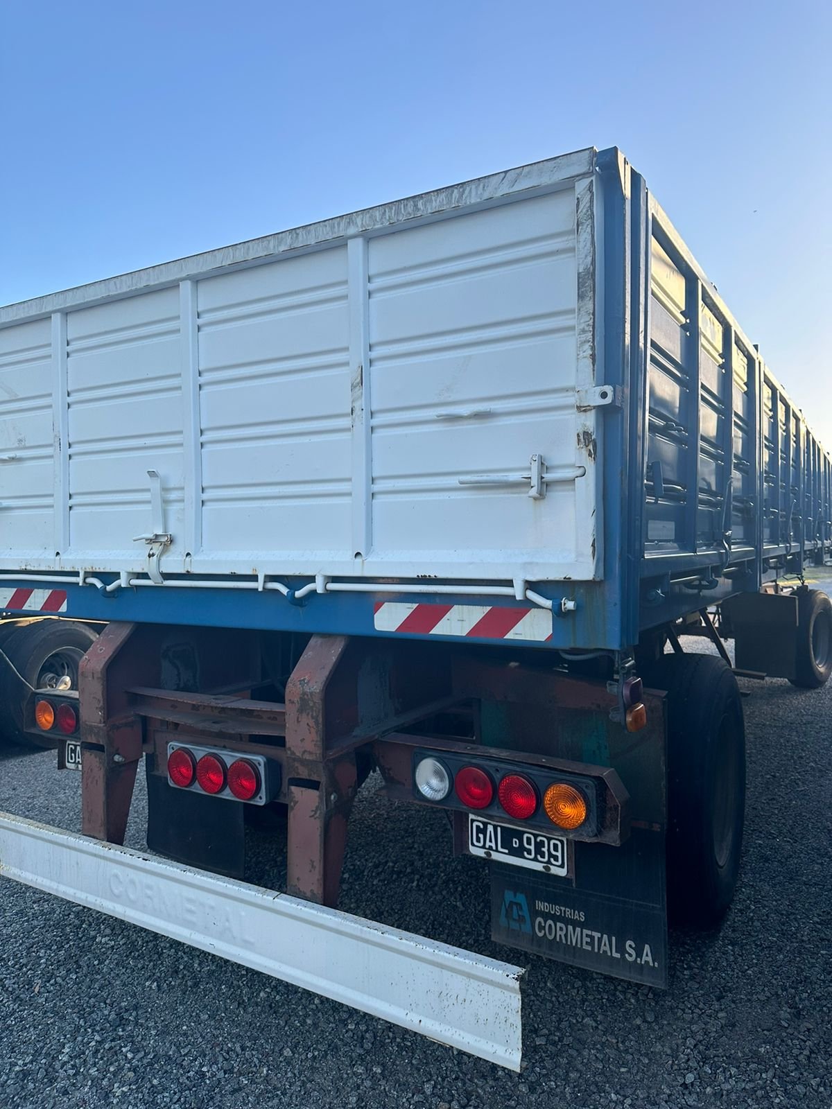 Acoplado Cormetal 2007 – 8.60m, 3 Ejes Artilleros, Excelente Estado