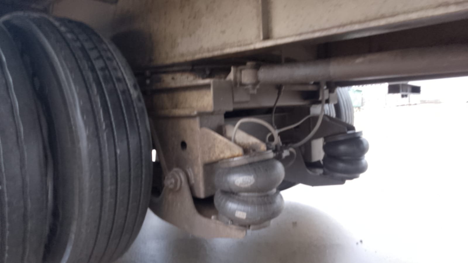 Semirremolque Salto 2004 – Barandas 1m, Puertas Libro, 2+1 Ejes