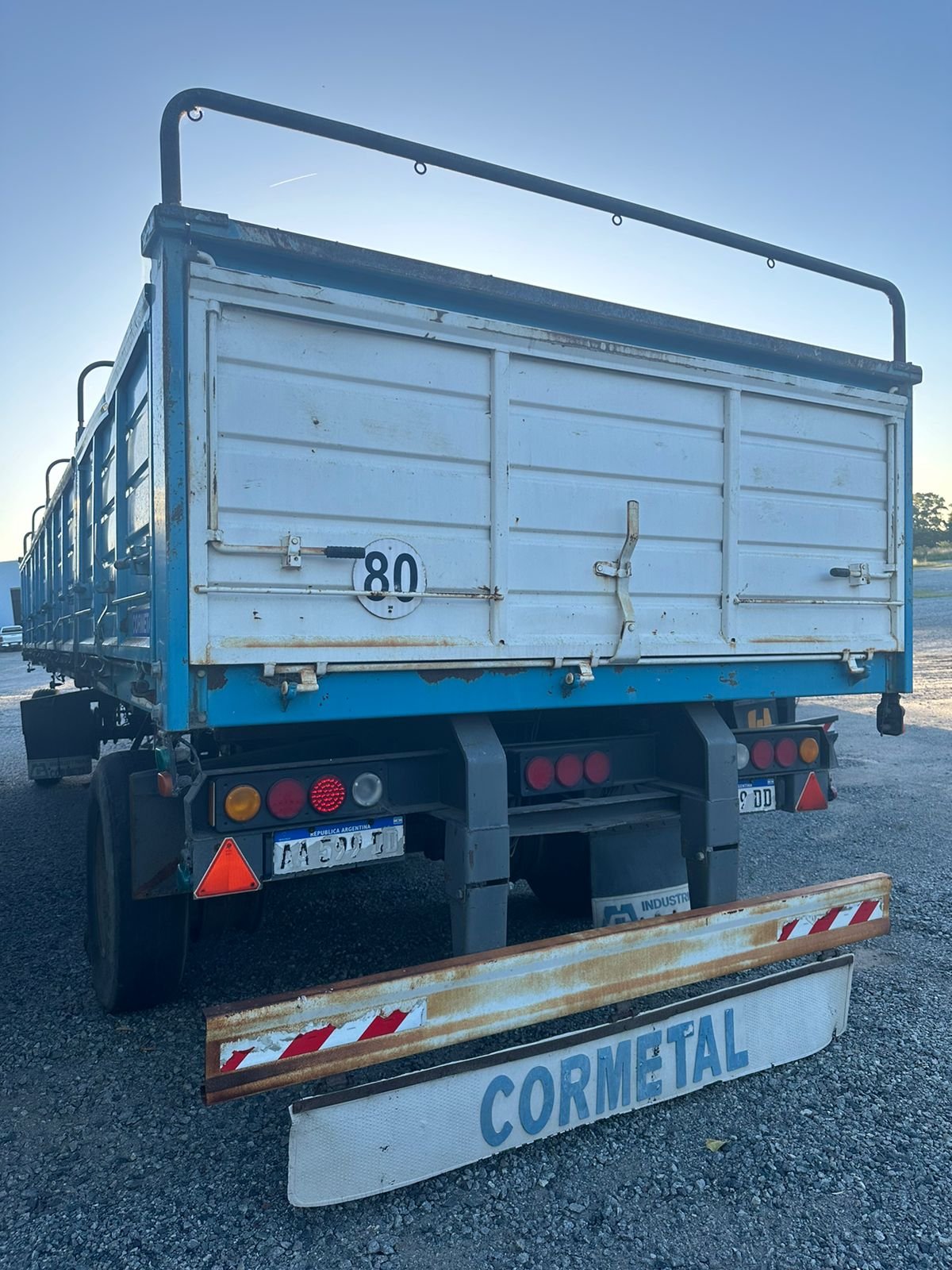 Acoplado Bi-Vuelco Cormetal 2016 – 9.30m, Llantas Artilleras, Excelente Estado