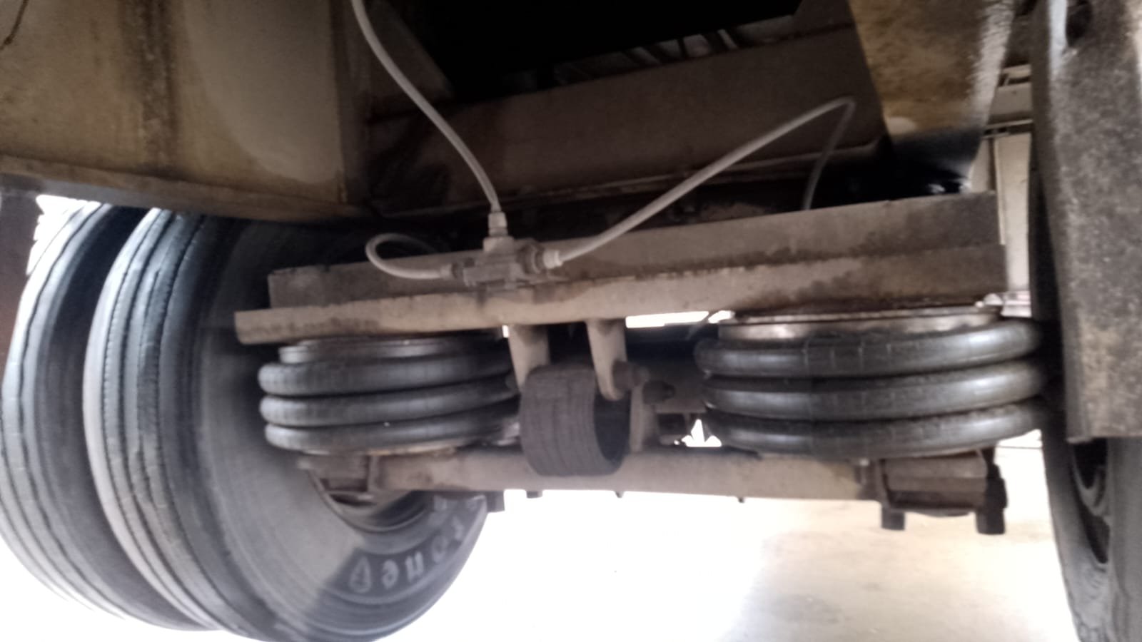 Semirremolque Salto 2004 – Barandas 1m, Puertas Libro, 2+1 Ejes