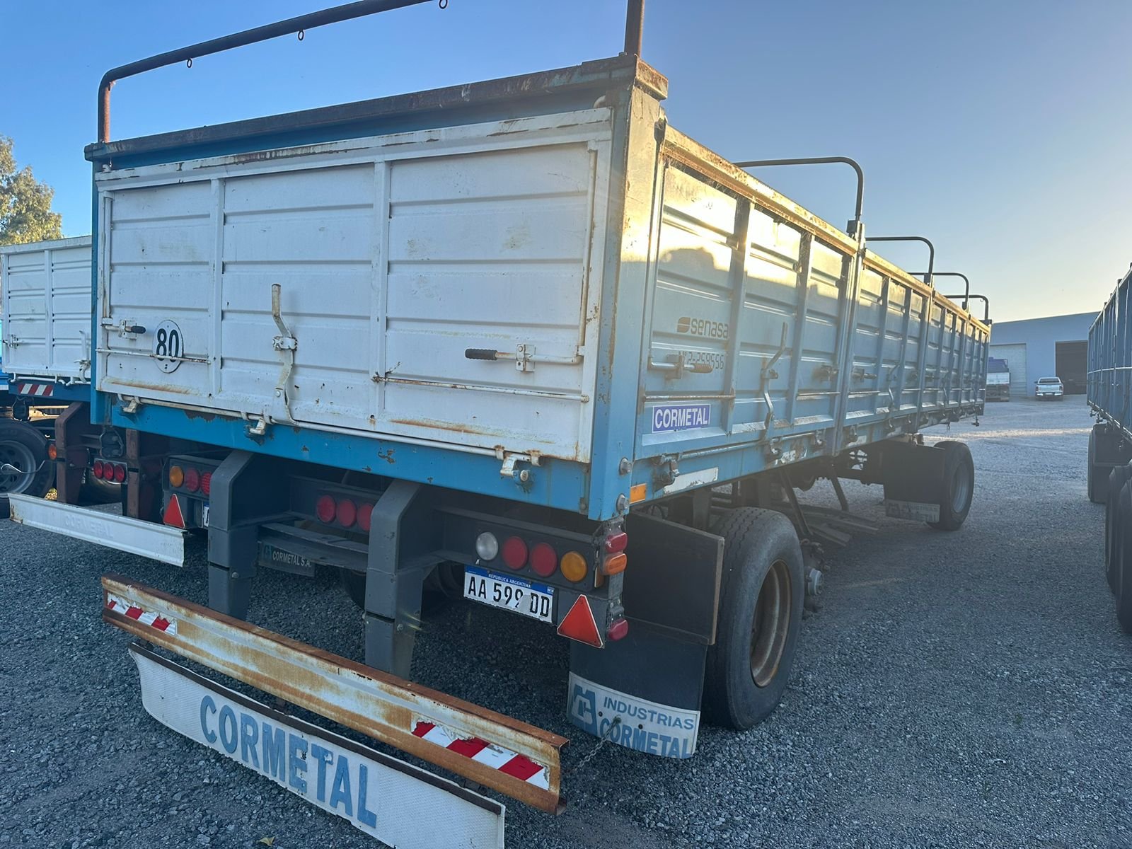 Acoplado Bi-Vuelco Cormetal 2016 – 9.30m, Llantas Artilleras, Excelente Estado