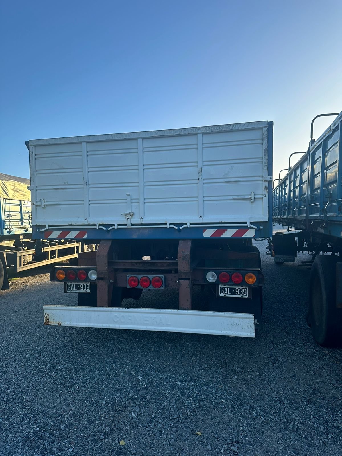 Acoplado Cormetal 2007 – 8.60m, 3 Ejes Artilleros, Excelente Estado