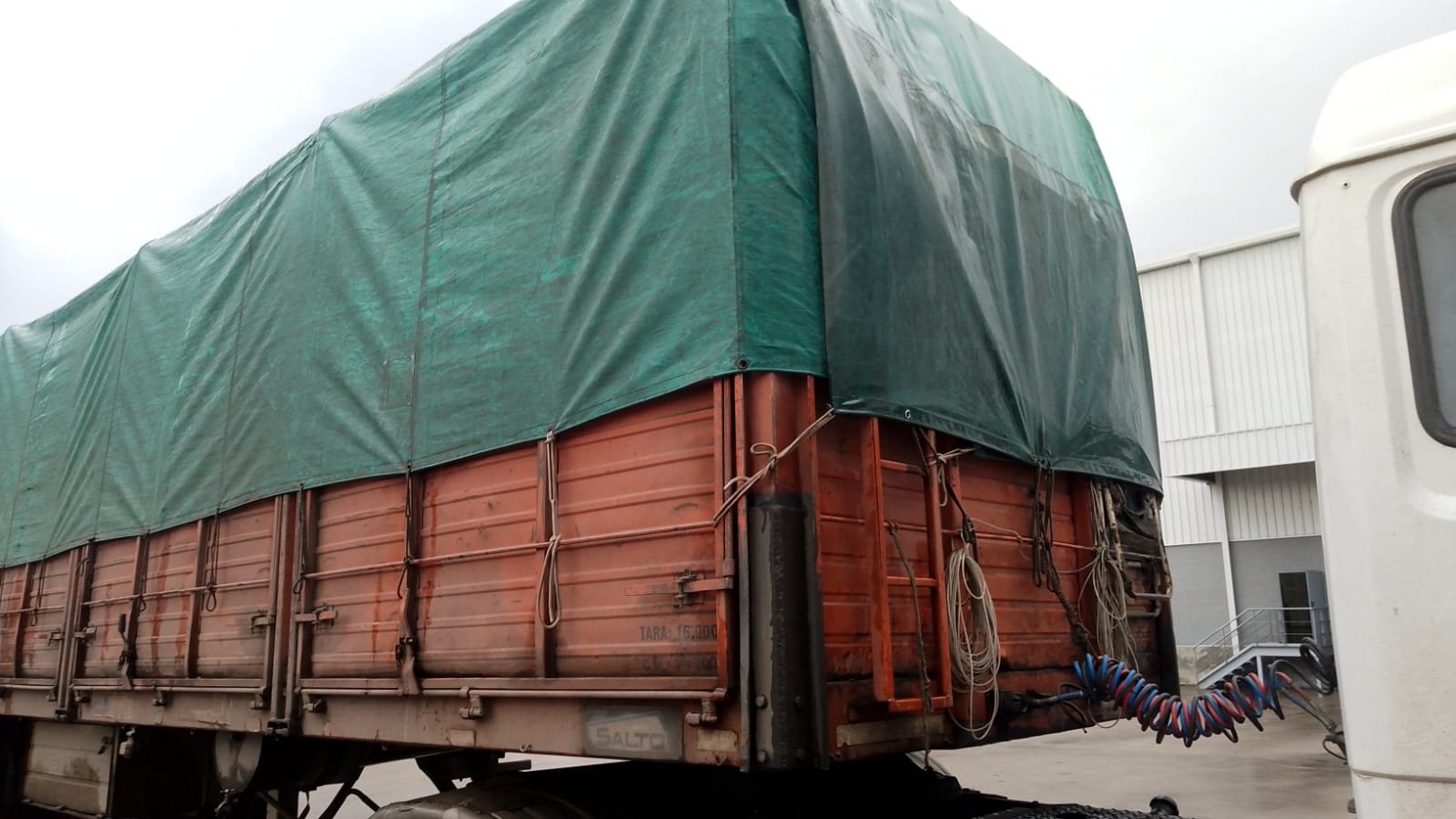 Semirremolque Salto 2004 – Barandas 1m, Puertas Libro, 2+1 Ejes