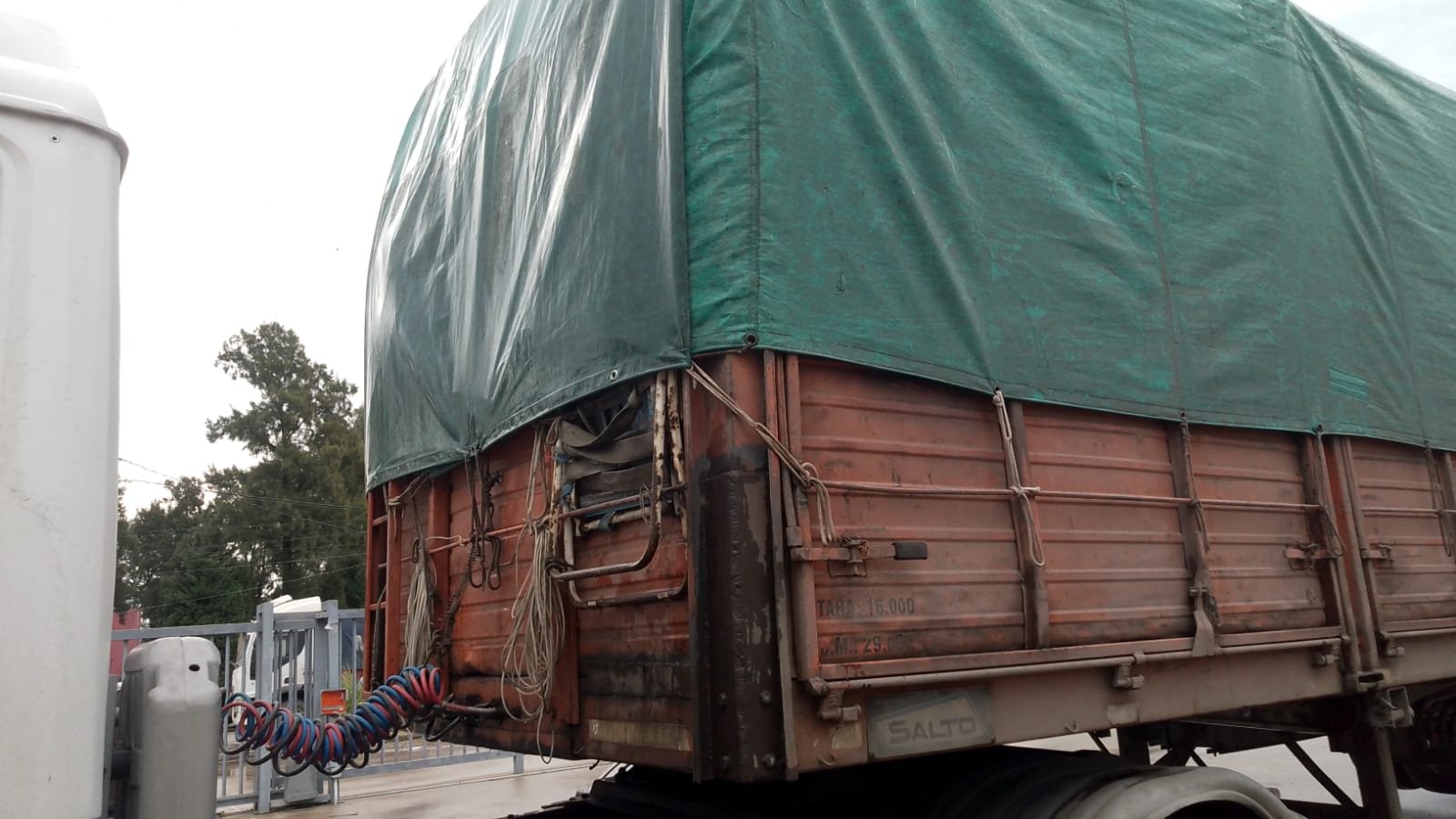 
								Semirremolque Salto 2004 – Barandas 1m, Puertas Libro, 2+1 Ejes full									